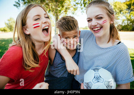 Austria ventole con colori in faccia celebrare insieme, Vienna, Austria Foto Stock