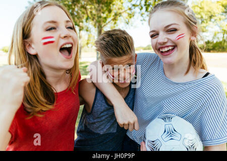 Austria ventole con colori in faccia celebrare insieme, Vienna, Austria Foto Stock