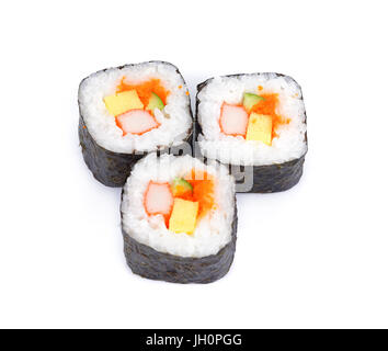 Sushi fresco rotoli maki, isolato su bianco, tradizionali freschi sushi giapponese rotoli Foto Stock