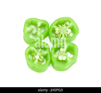 Fette di peperone verde isolato su bianco, peperoncino slice Foto Stock