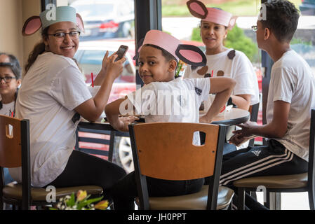 Chick-fil-Un ristorante ventole in casa indossando abiti di vacca per Pulcino-fil-una vacca apprezzamento al giorno. Foto Stock