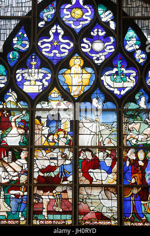 16esimo secolo le finestre di vetro macchiate impostato nella parete nord di San Joan di arca la chiesa di Rouen. La Francia. Foto Stock