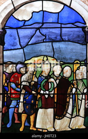 Processione di San Louis e un vescovo recanti la corona di spine. Le Crociate della Chiesa militante. 1560. Finestra di vetro colorato. Cattedrale di Moulins Foto Stock