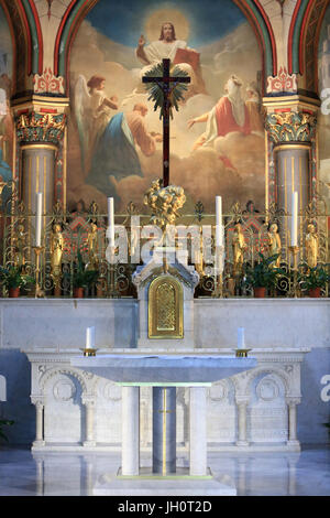 Altare. Chiesa di San Clodoald. Saint-Cloud. Foto Stock