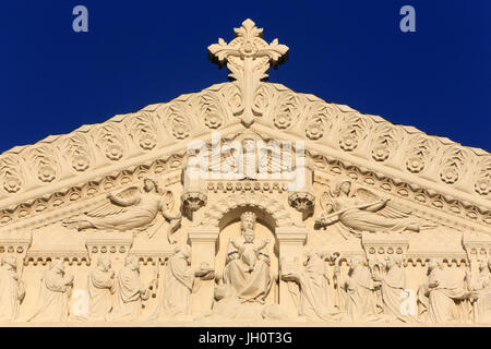 Omaggio dei dignitari per la Vergine e il bambino. Frontone. Basilica di Notre Dame de Fourvire. Lione. Foto Stock