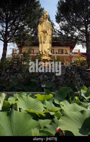 Tempio buddista. Thien Minh Pagoda. Quan Am statua. Figura spirituale di misericordia. La Francia. Foto Stock