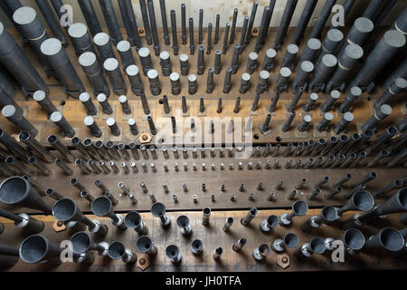 Saint Gervais chiesa barocca. Organo a canne di riparazione. La Francia. Foto Stock