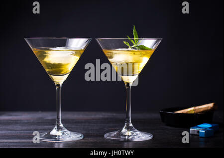 Due cocktail con la marijuana su sfondo nero Foto Stock