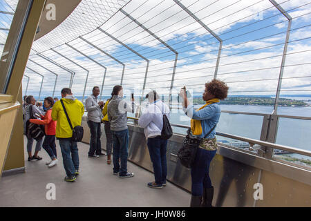 Le persone vengono scattate le foto della vista dalla Space Needle a Seattle, Washington, Stati Uniti d'America Foto Stock