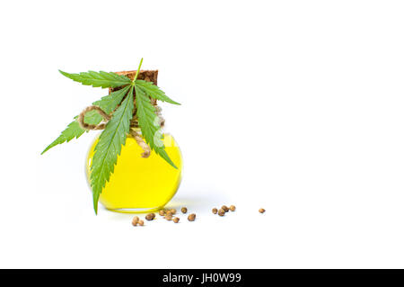 Foglia di marijuana e olio di cannabis isolato su bianco Foto Stock