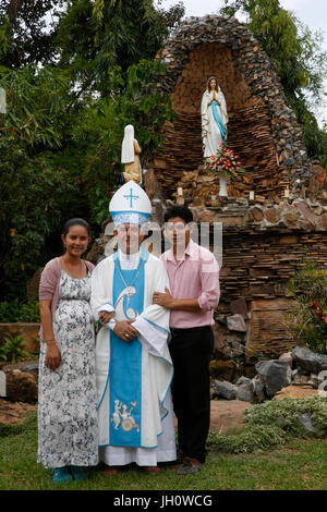 Assunzione celebrazione al di fuori di Battambang chiesa cattolica, Battambang. Cambogia. Foto Stock