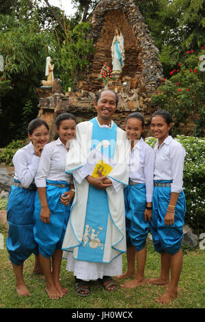 Assunzione celebrazione al di fuori di Battambang chiesa cattolica, Battambang. Cambogia. Foto Stock