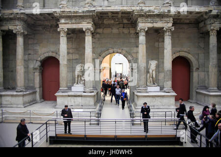 Interno del Pergamon Museum di Berlino, Germania Foto Stock