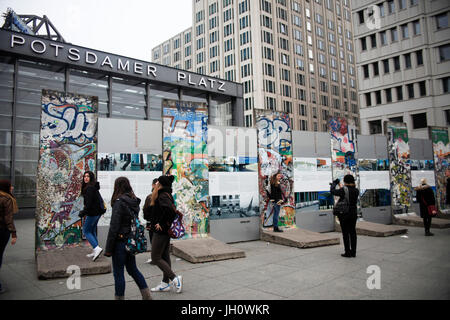 Potsdamer Platz di Berlino, Germania, Graffiti sui resti del muro Foto Stock