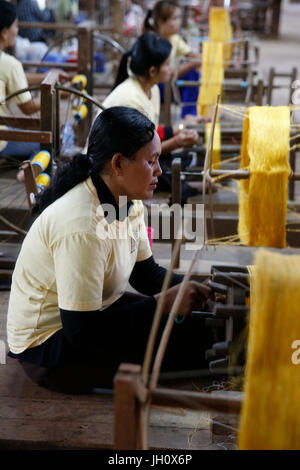 Les artisans d'Angkor workshop di seta. Cambogia. Foto Stock