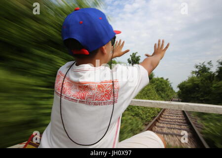 Il Battambang bamboo treno. Cambogia. Foto Stock