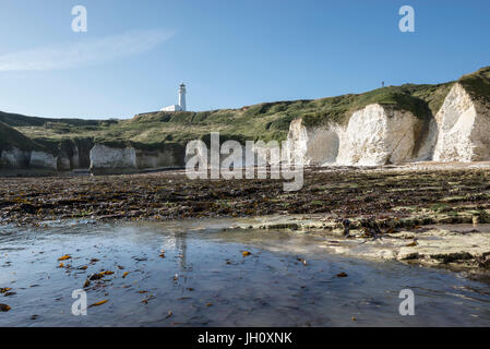 Faro Flamborough sopra le ripide scogliere di gesso di Selwicks bay, North Yorkshire, Inghilterra. Foto Stock