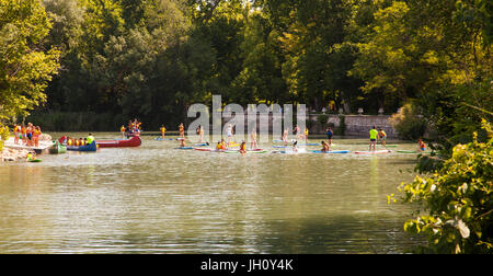 L apprendimento dei bambini l stand up paddle imbarco sul fiume Tago che scorre attraverso i giardini reali in Aranjuez Nella provincia di Madrid di Spagna Foto Stock