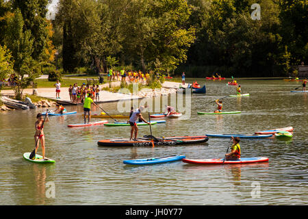 L apprendimento dei bambini l stand up paddle imbarco sul fiume Tago che scorre attraverso i giardini reali in Aranjuez Nella provincia di Madrid di Spagna Foto Stock