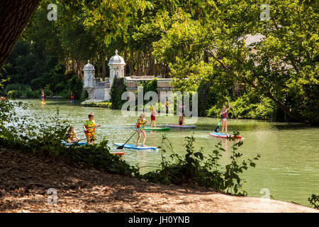 L apprendimento dei bambini l stand up paddle imbarco sul fiume Tago che scorre attraverso i giardini reali in Aranjuez Nella provincia di Madrid di Spagna Foto Stock