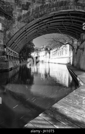 Il canale Certovka e mulino ad acqua vicino al Ponte Carlo a Praga in autunno. Vista dell'isola di Kampa. Foto Stock