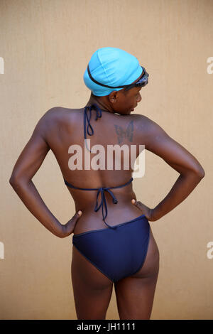 Giovane donna ugandese in un costume da bagno. Uganda. Foto Stock