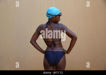 Giovane donna ugandese in un costume da bagno. Uganda. Foto Stock