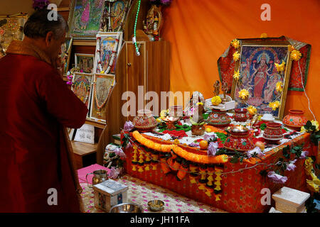 Fedeli in Sanatan Mandir Hindu Temple, Leicester. Regno Unito. Foto Stock