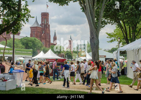 Culture e mestieri del Kenya sono stati presentati al 2014 Smithsonian Folklife Festival, sul National Mall di Washington DC. Lo Smithsonian Castle è in Foto Stock