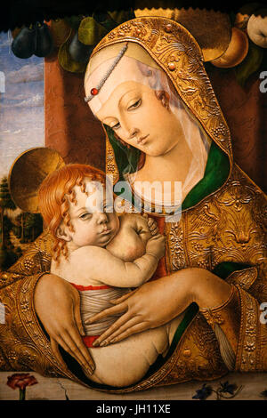 Il Victoria and Albert Museum. La Vergine e il bambino. Circa 1480. Carlo Crivelli. L'Italia, Ascoli Piceno (Marche). Tempera su pannello. Regno Unito. Foto Stock