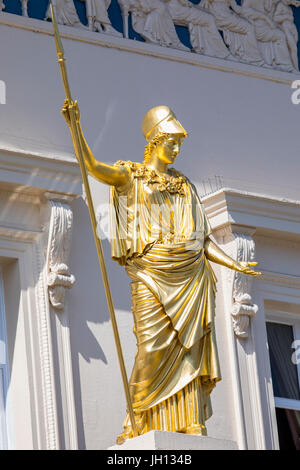 Una statua dorata di Athena, la classica dea della saggezza, al di fuori della famosa Athenaeum Club nel centro di Londra, Regno Unito. Foto Stock