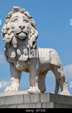 Una inquadratura ravvicinata del South Bank Lion in Londra, Regno Unito. Foto Stock