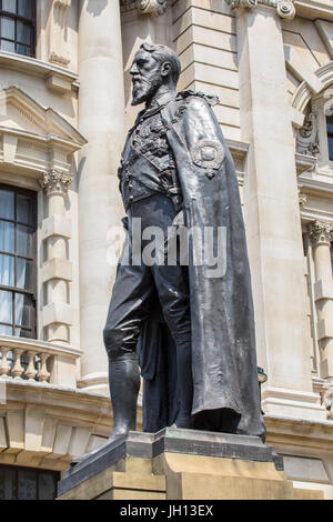 Una statua di Spencer Cavendish, l'ottavo duca di Devonshire, situato su Whitehall a Londra, Regno Unito. Foto Stock