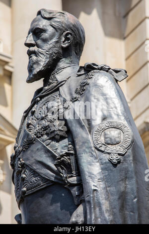 Una statua di Spencer Cavendish, l'ottavo duca di Devonshire, situato su Whitehall a Londra, Regno Unito. Foto Stock