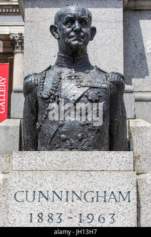 Un busto di ammiraglio della flotta Andrew Browne Cunningham, primo Visconte Cunningham, situato a Trafalgar Square a Londra, Regno Unito. Foto Stock