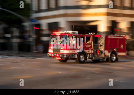 Rosso fuoco il motore accelerando attraverso le strade del centro cittadino di Los Angeles, CA Foto Stock
