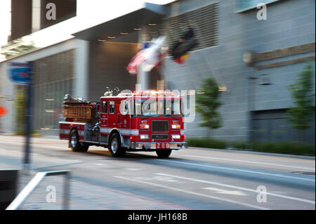 Rosso fuoco il motore accelerando attraverso le strade del centro cittadino di Los Angeles, CA Foto Stock