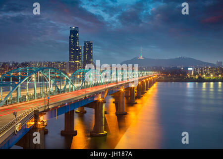 Seoul. Immagine di Seoul, Corea del Sud con Dongjak Ponte e fiume Hangang al crepuscolo. Foto Stock