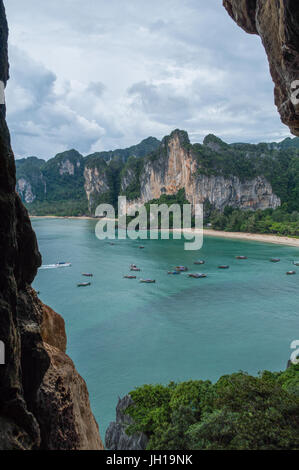 Lime formazioni di pietra e la spiaggia si vede dal Rock Climbing punto di vista, Railay Beach, Krabi, Thailandia Foto Stock