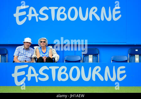 Aegon torneo internazionale di tennis, Devonshire Park, Eastbourne 2017. Gli spettatori più anziani in seduta speciale di facile accesso con posti a sedere per gli anziani e... Foto Stock