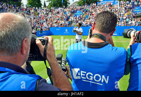 Fotografi in tribunale dopo la finale di Aegon International, Eastbourne 2017. Novak Djokovic con il trofeo Foto Stock