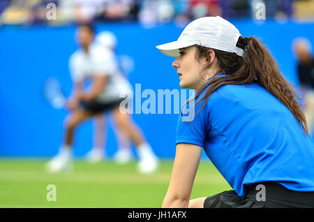 Ragazza a sfera sul Centre Court durante il Aegon International, Eastbourne 2017 Foto Stock