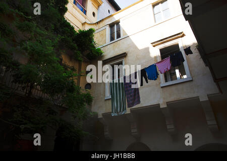 Strade veneziane e canali durante il giorno di estate a Venezia, Italia Foto Stock