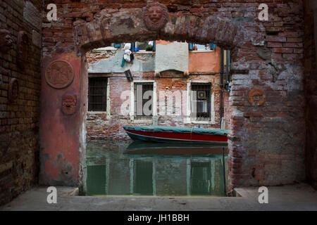 Strade veneziane e canali durante il giorno di estate a Venezia, Italia Foto Stock