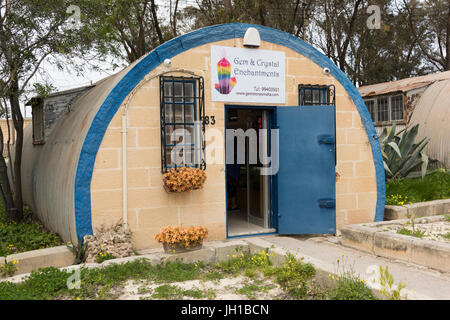 Gem e crystal incantesimi craft shop presso il villaggio artigianale e Ta' Qali Centro di artigianato e il Villaggio Artigianale di Malta nel vecchio airfield nissen capanne Foto Stock