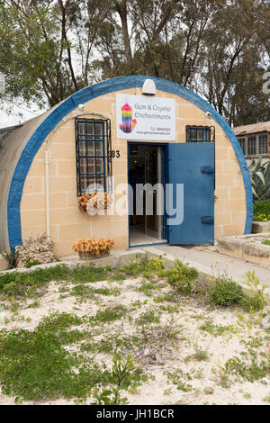 Gem e crystal incantesimi craft shop presso il villaggio artigianale e Ta' Qali Centro di artigianato e il Villaggio Artigianale di Malta nel vecchio airfield nissen capanne Foto Stock