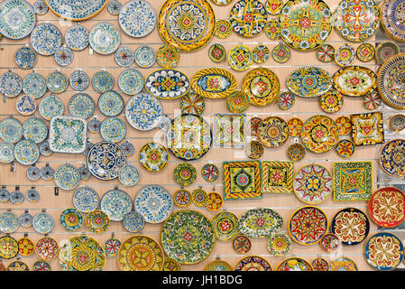 Piastre in ceramica per la vendita su una parete in un negozio di artigianato presso il villaggio artigianale e Ta' Qali Centro di artigianato e il Villaggio Artigianale di Malta Foto Stock