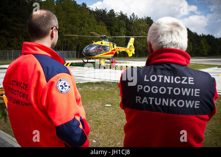 Elicottero polacco il servizio di emergenza medica (ORLI) Eurocopter 135 in corrispondenza degli orli Polsih base in Gdansk, Polonia. Foto Stock