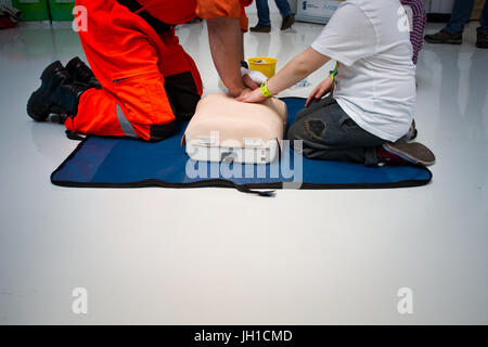 Primo soccorso educazione sanitaria imparare la rianimazione cardiopolmonare rianimazione kid bambino Foto Stock