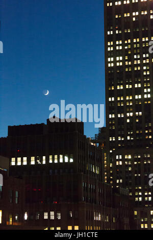 Crescent Moon over Midtown Manhattan, New York, Stati Uniti d'America Foto Stock